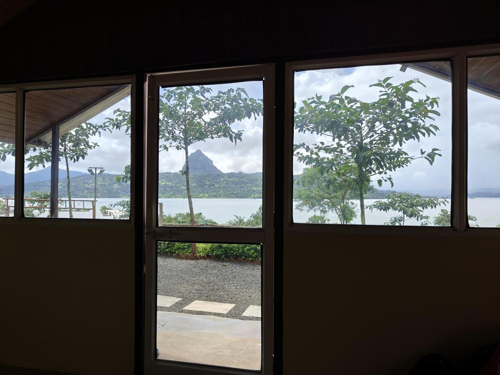 לונבלה Shelby Pawana Lake Cottages & Camping Tents מראה חיצוני תמונה